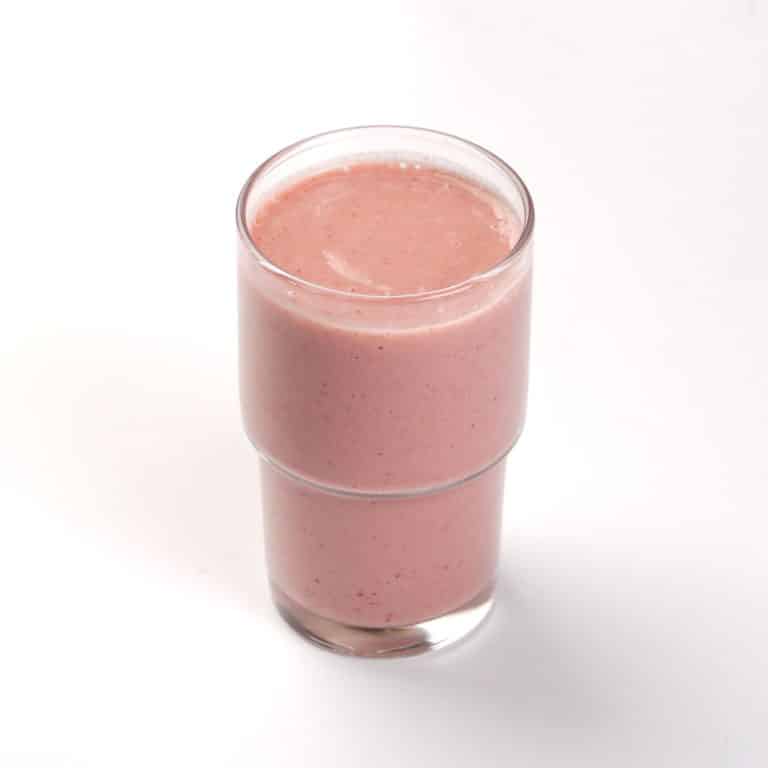 اسموتی موز و توت فرنگی